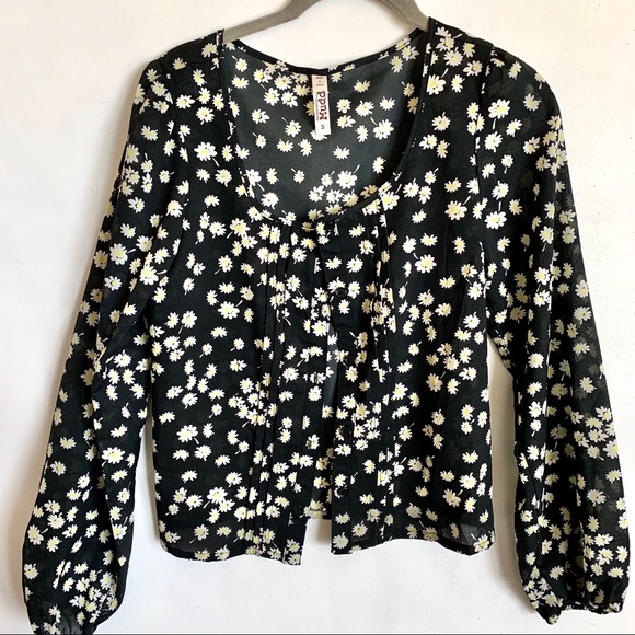 Mudd Black Daisy Scoop Button Front Cropped Blouse - Picture 2 of 9